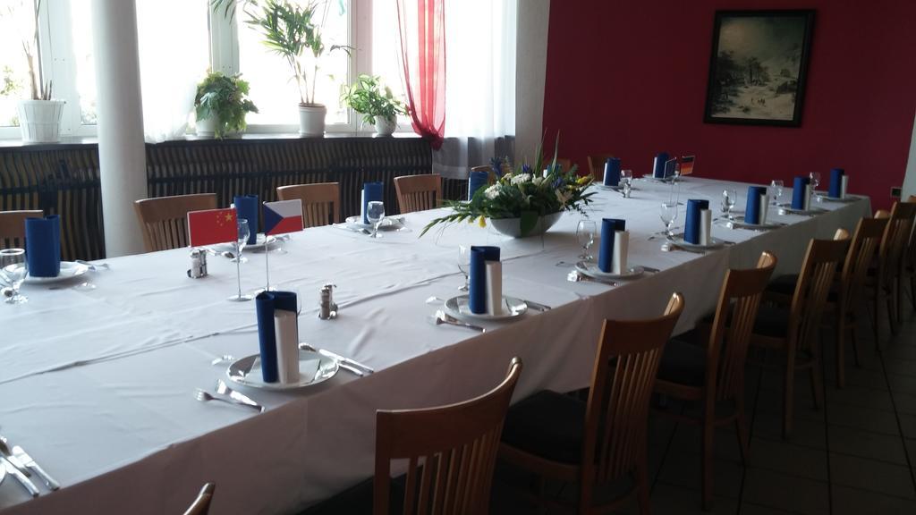 Hotel Rozvoj Клатови Екстериор снимка