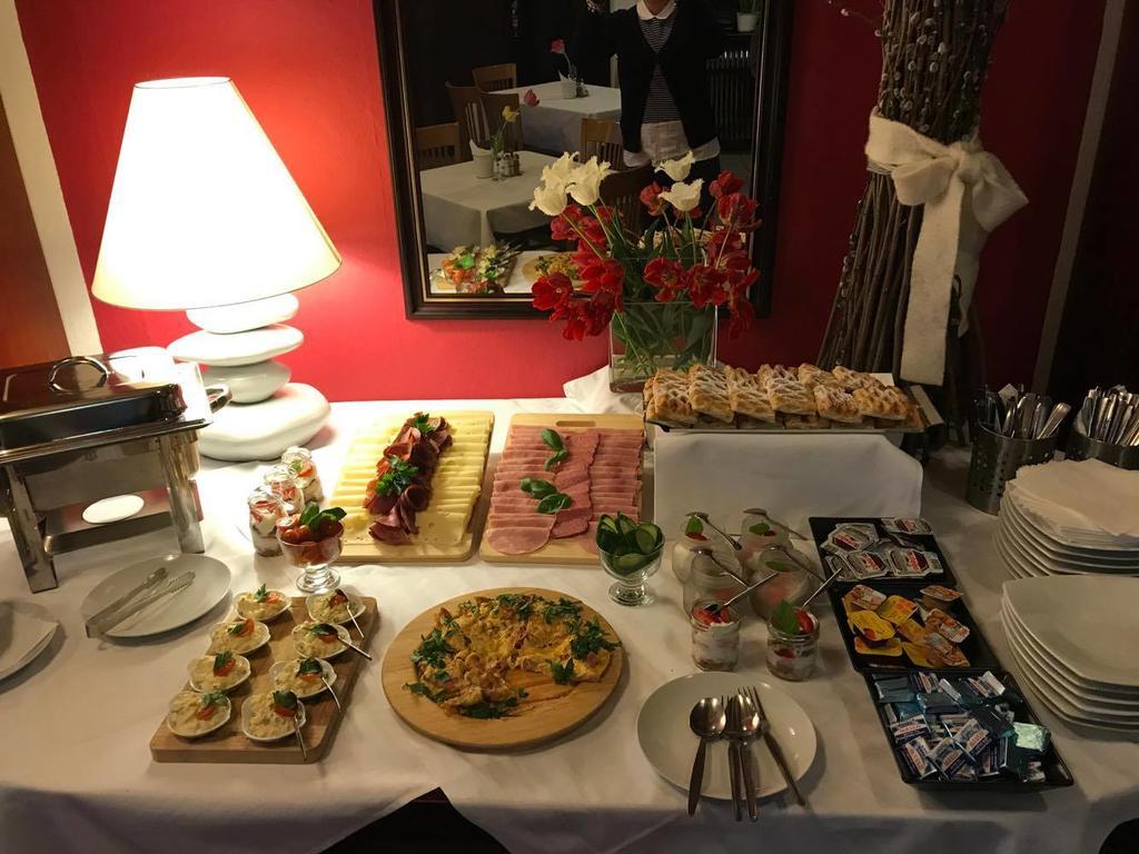 Hotel Rozvoj Клатови Екстериор снимка