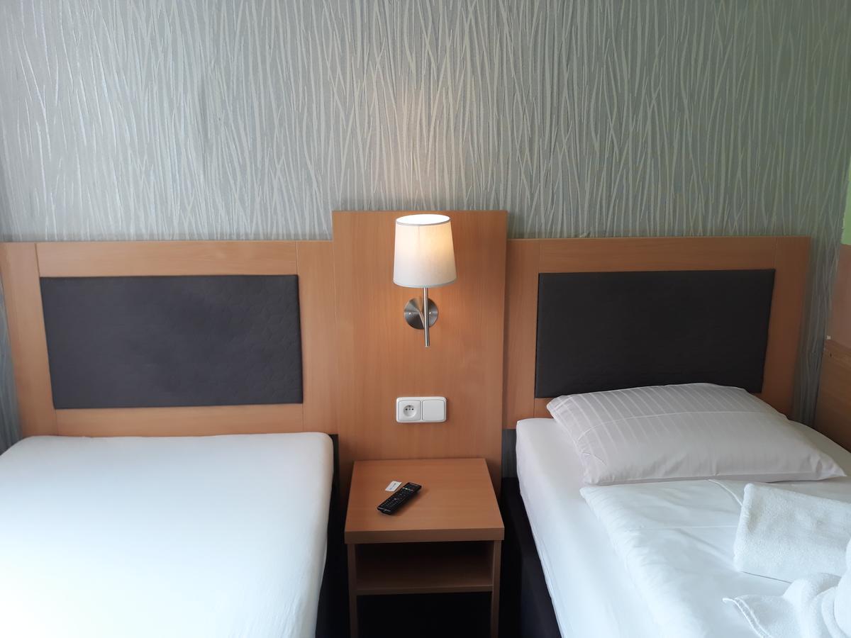 Hotel Rozvoj Клатови Екстериор снимка